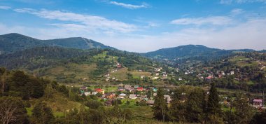 Dağlardaki küçük bir köyün havadan görünüşü