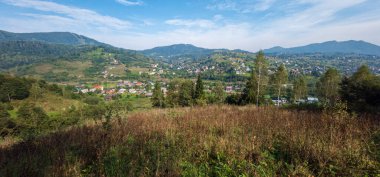 Yazın dağların manzarası