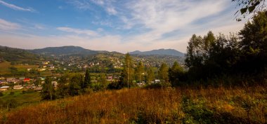 Yeşil ormanlı güzel bir dağ manzarası, dağlarda güzel bir yaz manzarası. Dağlardaki köy, Karpatlar, Ukrayna