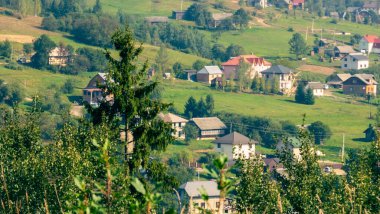 Yamaçlardaki Ukrayna Karpatları köyü..