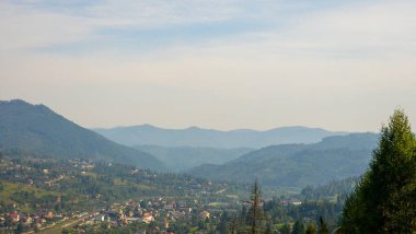 Yaz aylarında Karpat Dağları'nın panoramik görünüm