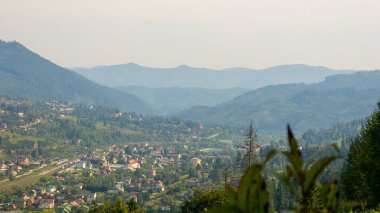 Önünde dağlar olan güzel bir manzara.