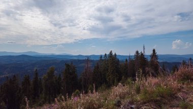 Güzel yaz dağları mavi gökyüzünde bulutlar