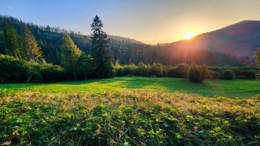 Dağların üzerinde güzel bir gün batımı