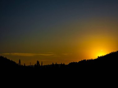 Bir dağ sırasındaki gün batımı