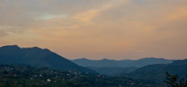 Dağlarda güzel bir gün batımı