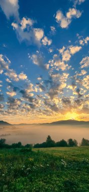 Dağlarda sabah sisi