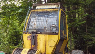 Ormanda büyük bir kamyon inşaatı