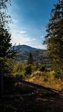 Akşamları Karpatların köyü