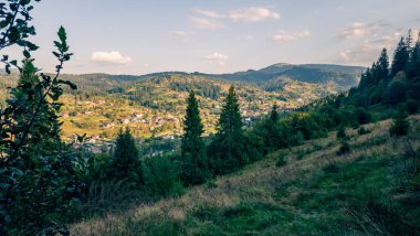 Yaz günü köydeki güzel dağ manzarası