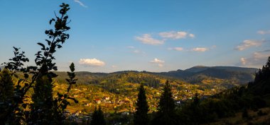 Yazın dağların güzel manzarası