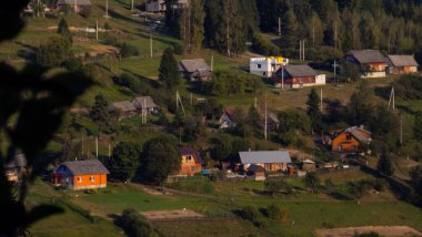 Ormanın ortasında, dağlarda küçük bir köy. yüksek kaliteli fotoğraf