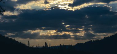 Dağların ardında güzel bir gün batımı