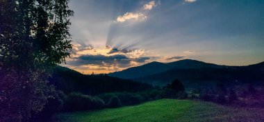 Dağlarda güzel bir gün batımı