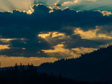 Dağların üzerinden gün batımı