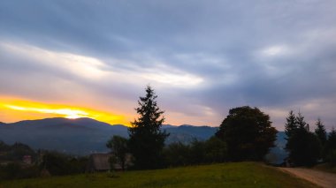 Dağlarda gün batımı