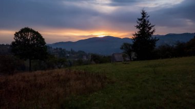 Dağlarda güzel bir gün batımı