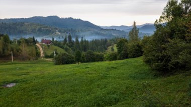 Sabahları güzel bir dağ manzarası