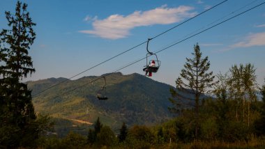 Yüksek bir dağdaki teleferik.