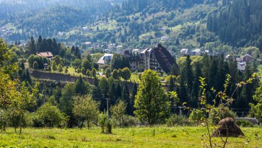 Dağlarda küçük bir köy