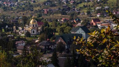 Sonbahar mevsiminde Ukraynalı Karpatların tepesinden manzara