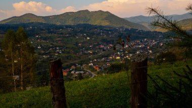 Ukraynalı Karpatların dağ köyü.