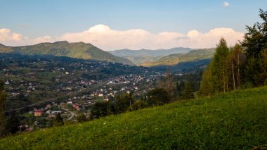 Dağlarda bir dağ köyü olan güzel bir manzara
