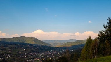 Mavi gökyüzü olan dağ manzarası