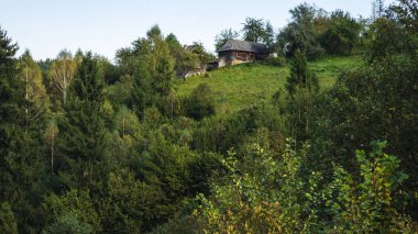 Dağlardaki ev.