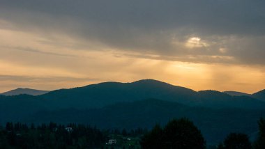 Dağlarda güzel bir gün batımı