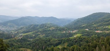 Dağlardaki köyün panoramik manzarası.
