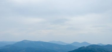 Dağları ve bulutları olan güzel bir manzara