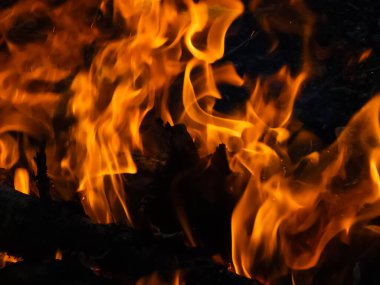 alevler siyah arkaplanda