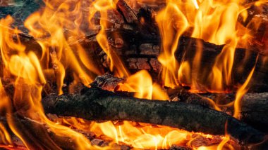 Şöminede yangın var..