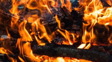 Şöminede yangın var.
