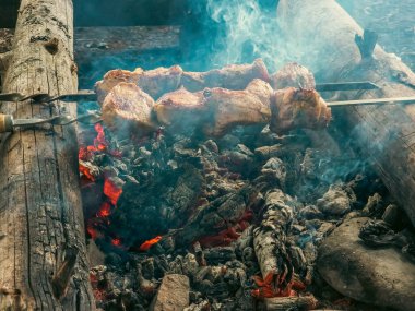 bir Barbekü üzerinde pişmiş et