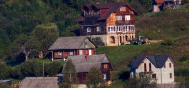 Köydeki eski ahşap ev.