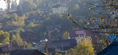 Dağlardaki köyün güzel bir görüntüsü.