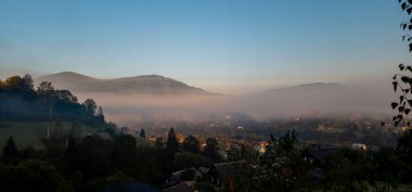 Ukrayna Karpat Dağları 'nda sabah. Sisli sonbahar manzarası