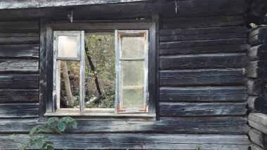 Penceresi olan eski ahşap pencere