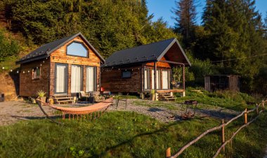 Ormanda ahşap bir ev