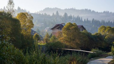 Arka planda bir nehir olan güzel bir manzara.