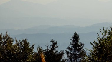 Dağları ve bulutları olan güzel bir manzara