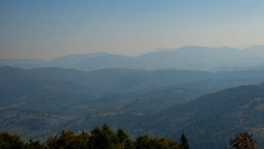 Dağlı ve bulutlu güzel bir manzara.