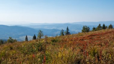 Sonbahar dağ manzarası renkli bulutlarla
