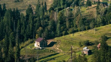 Ahşap kilisesi olan güzel dağ manzarası