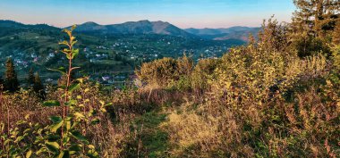 Dağ sırasıyla güzel bir manzara.