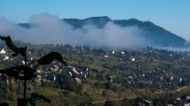 Dağların sisli manzarası.