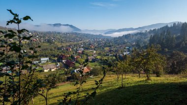 Dağlardaki küçük bir köyün manzarası