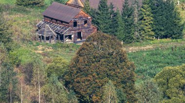Küçük bir kilisenin güzel bir fotoğrafı.